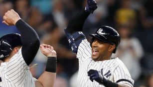 Aaron Hicks celebra con sus compañeros