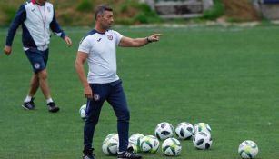 Pedro Caixinha da una indicación en la práctica de Cruz Azul