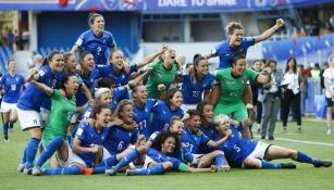 Jugadoras de Italia festejan su pase a Cuartos de Mundial Femenil
