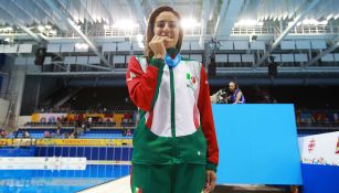 Paola Espinosa muerde su medalla en Panamericanos