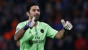 Gianluigi Buffon en un partido con el PSG 