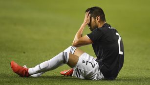 Néstor Araujo se lamenta durante un partido con Selección 