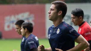 Santiago Ormeño en una práctica con Chivas 