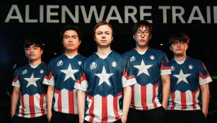 El equipo de League of Legends, con el jersey inspirado en el Capitán América