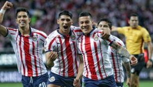 Alan Pulido y Michael Pérez celebran un gol ante León