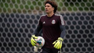 Memo Ochoa, durante un entrenamiento con el Tri