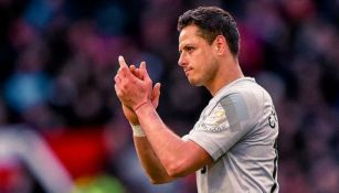 Chicharito aplaude en un juego con lo Hammers