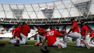 Jugadores de Red Sox se entrenan en el Olímpico de Londres