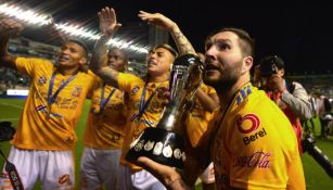 Jugadores de Tigres festejan tras conquistar el Clausura 2019