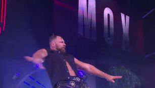 Jon Moxley hace su entrada al ring