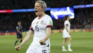 Rapinoe en festejo de gol con Estados Unidos 