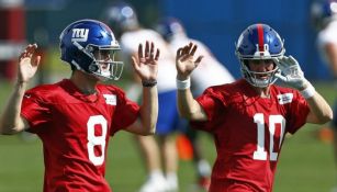 Daniel Jones y Eli Manning en práctica de los Giants