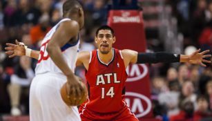 Ayón, durante un partido con los Hawks