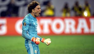 Guillermo Ochoa celebra luego de atajar un penalti a Costa Rica