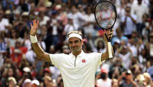 Roger Federer celebra luego de derrotar a Lloyd Harris