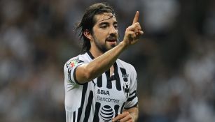 Rodolfo Pizarro festeja un gol con Rayados