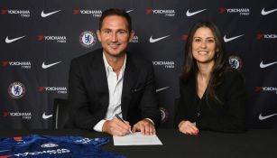 Lampard y Marina Granovskaia, durante la firma del contrato 