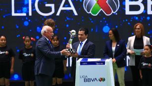 Enrique Bonilla entrega el trofeo al representante de BBVA