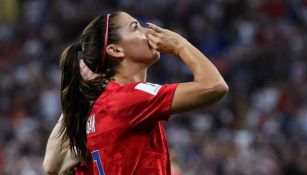 Festejo de Alex Morgan tras marcarle gol a Inglaterra