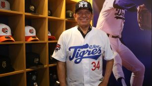  Fernando Valenzuela posa durante una entrevista 