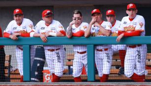 Jugadores de los Diablos Rojos observan el duelo