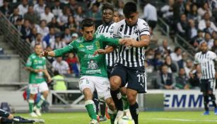 Navarro y Vangioni disputando el balón