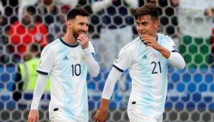 Paulo Dybala festeja con Messi su gol contra Chile 
