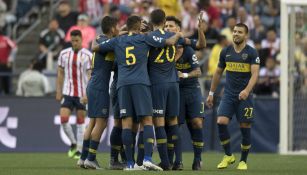 Jugadores de Boca celebran anotación contra Chivas