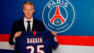 Mitchel Bakker posa con la playera del PSG