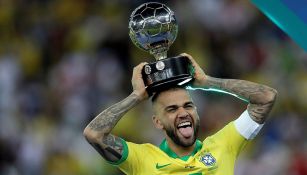 Dani Alves con el trofeo al Mejor Jugador de Copa América 