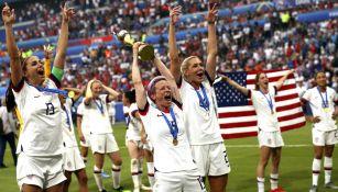 Estados Unidos Femenil celebra luego de obtener la Copa del Mundo en Francia