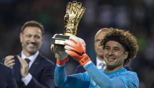 Guillermo Ochoa presume el Guante de Oro en Copa Oro