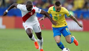 Luis Advíncula pelea un balón en la Final de la Copa América 