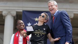 Megan Rapinoe se toma foto con el alcade de New York Bill de Blasio