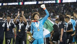 Guillermo Ochoa festeja que fue elegido como el mejor portero de la Copa Oro 2019