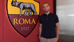 Pau López posa en las instalaciones de la Roma 