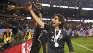 Rodolfo Pizarro levanta trofeo de la Copa Oro