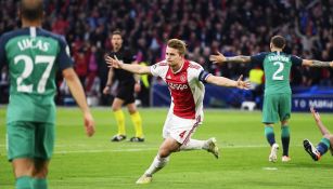 Matthijs de Ligt celebra una anotación con Ajax 