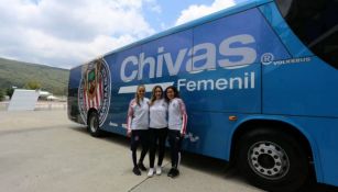 Jugadoras de Chivas posan frente a su nuevo autobús