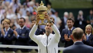 Djokovic levanta el trofeo de Wimbledon
