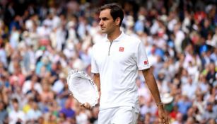 Roger Federer, con su trofeo de segundo lugar de Wimbledon 