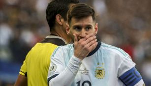 Messi se cubre la boca en el juego entre Chile y Argentina