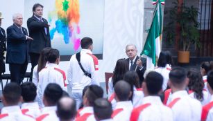 AMLO hace entrega de la bandera de México