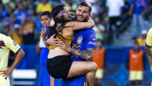 Aficionada abraza a Gignac durante el Campeón de Campeones 