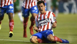 Fernando Madrigal festeja un gol con el Atlético San Luis 