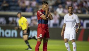 Alan Pulido en lamento tras fallar un penalti ante la Fiorentina 