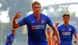 Santiago Giménez celebra un gol con Cruz Azul Sub 20