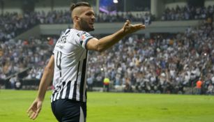 Nicolás Sánchez reclama una acción en juego de Monterrey