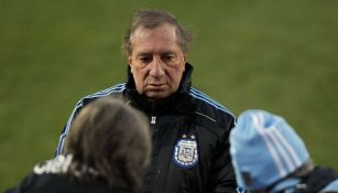 Carlos Bilardo, durante una práctica con la Albiceleste