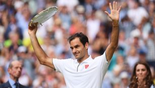 Roger Federer alza el trofeo al segundo lugar de Wimbledon